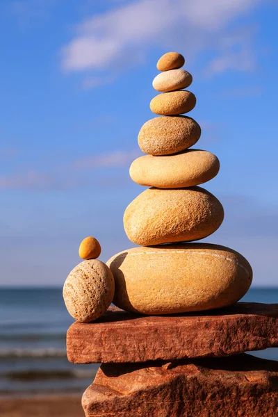 在大海的背景上的海滩上 岩石成了黄色的金字塔 生命平衡 和谐与冥想的概念 — 图库照片