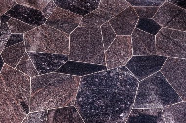 farklı şekillerde cilalanmış granit levhalar (zemin). Çokgen duvarcılık, üst görünüm