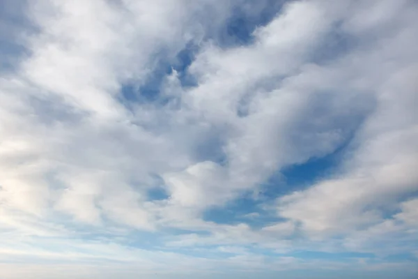 蓝天映衬着美丽的白云 软焦点 — 图库照片