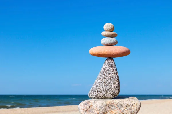 Zen Pyramide Aus Weißen Und Rosa Kieselsteinen Strand Konzept Der — Stockfoto