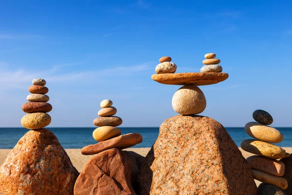 Beberapa Piramida Rock Zen Dari Kerikil Berwarna Warni Berdiri Pantai — Stok Foto