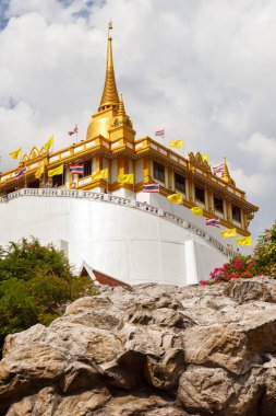 Bangkok, Tayland 'daki Altın Dağ (Wat Saket) Budist Tapınağı ve Seyahat Simgesi