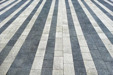 Çizgili doğal taştan yapılmış beyaz ve siyah asfalt levhalar. Üst görünüm