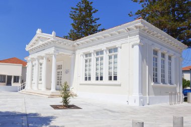 Paphos, Kıbrıs-24 Temmuz 2019: Kıbrıs 'taki halk kütüphanesi binası (halk kütüphanesi Yunanca yazılmıştır))