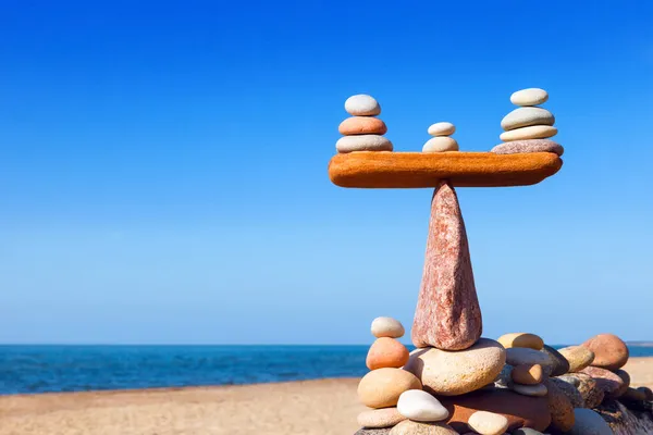 Symbolische Steinschuppen Vor Blauem Himmel Und Meer Konzept Der Harmonie — Stockfoto