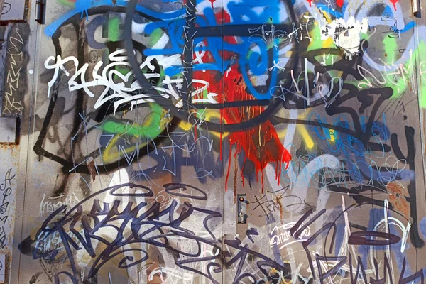 Stěna Poškozená Pestrobarevnou Barvou Graffiti Městským Vandalismem — Stock fotografie