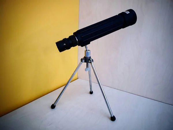 Üç ayaklı küçük bir teleskop.