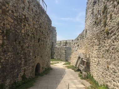 Eski şehrin kalıntıları, antik kalenin kenti.