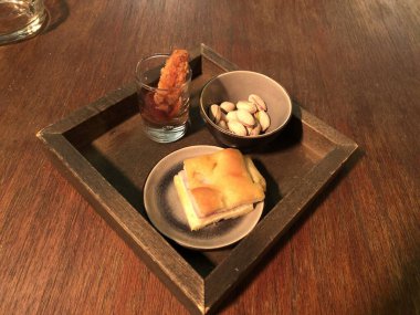 Aperatif ve tuzlu atıştırmalıklar.