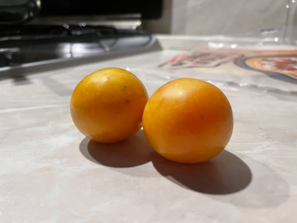 テーブルの上に新鮮なオレンジが２つ — ストック写真