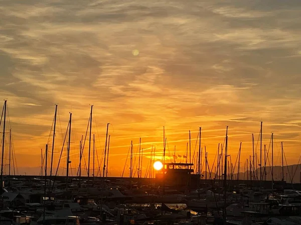 Denizin üzerinde gün batımı