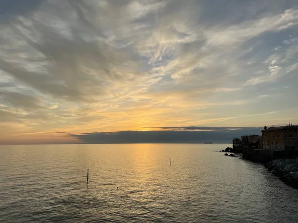 Denizin üzerinde güzel bir gün batımı