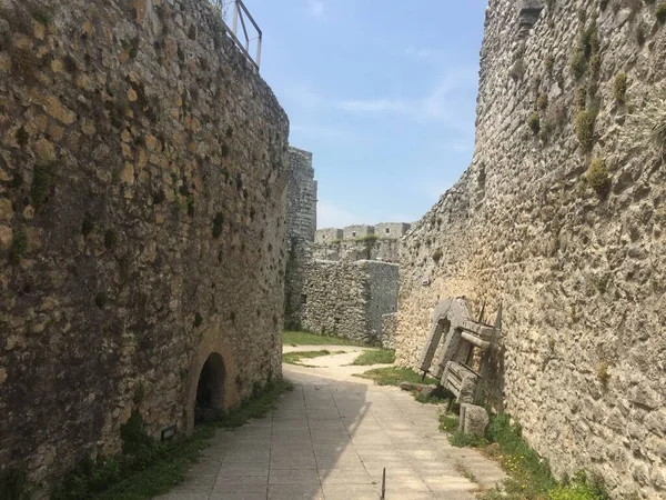 Eski şehrin kalıntıları, antik kalenin kenti.