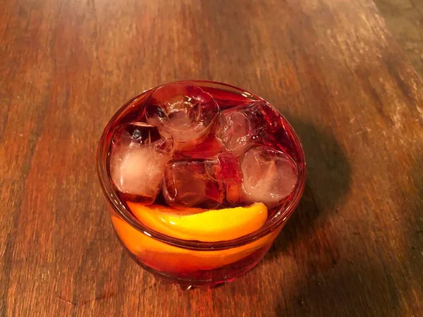 Buzlu bardakta yanlış Negroni kokteyli.