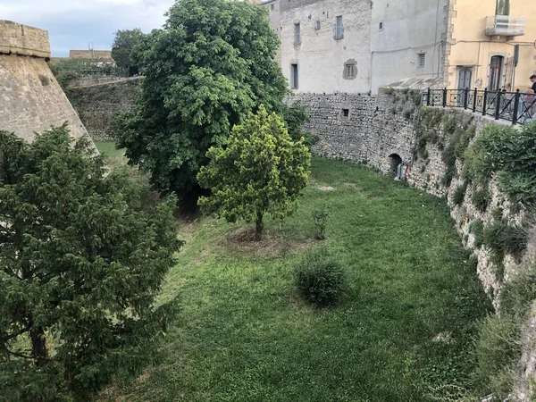 İtalya 'nın Venosa kentindeki eski ortaçağ şatosu.