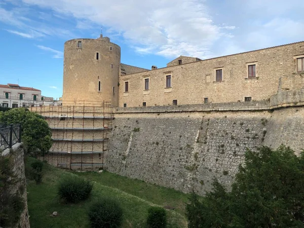 Venosa Şatosu, İtalya