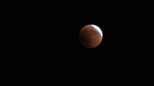 Gece gökyüzündeki ay