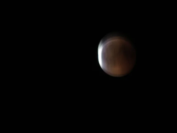 Gece gökyüzündeki ay