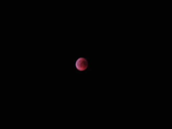 Karanlık gökyüzünde ay tutulması