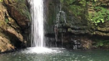 Kayaların ortasında San Fele Şelalesi