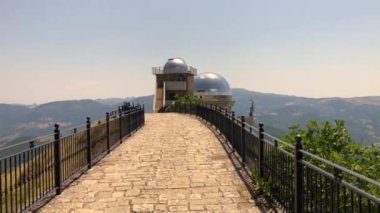 Astronomik gözlemevine yaklaşıyoruz.