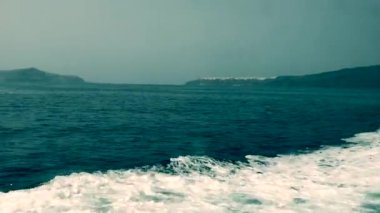 Geminin köpüğü Santorini denizinde.