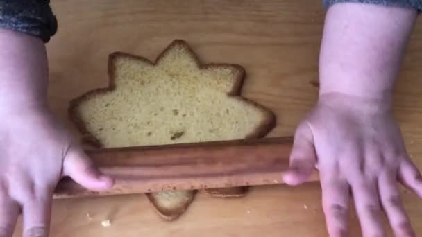 Femme Mains Stretch Étoile Forme Panettone Avec Rouleau Pâtisserie — Video