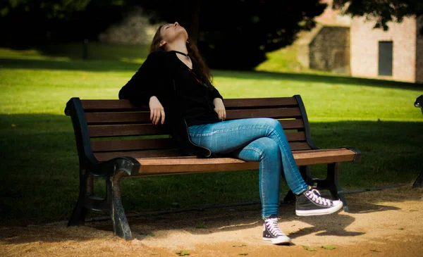 Sama Krásná Mladá Žena Sedící Lavičce Odpočívající Parku — Stock fotografie