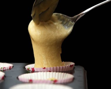 Kek pişirirken iki kaşık.