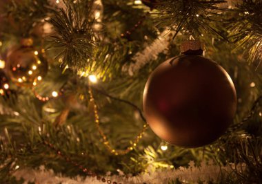 Bazı noel ağacı süslemeleri (top))