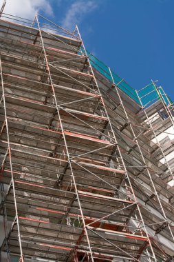 İnşaat iskelesi bir binanın kenarında duruyor.