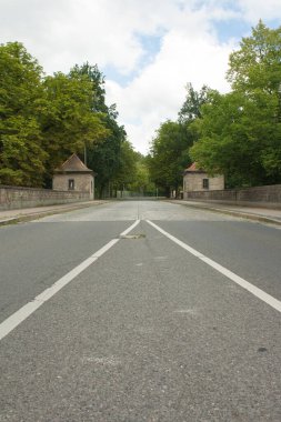 Spremberg 'de eski bir köprüde Almanya' da güneşte yol