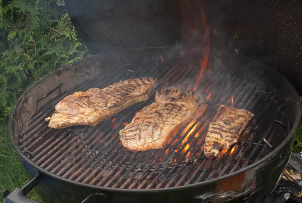 Grilling Steak Charcoal Grill Summer — Stock Photo, Image