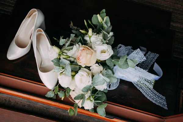 Wedding Bouquet Bride White Yellow Roses Background Stylish Shoes Indoors — Stock Photo, Image