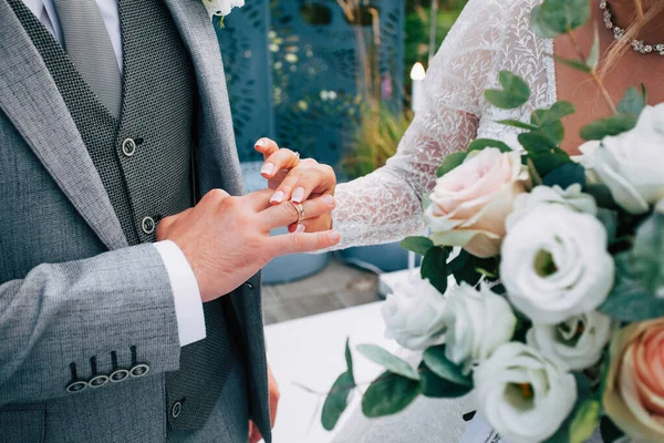 Γαμήλια Τελετή Ντύνοντας Χρυσά Δαχτυλίδια Ένα Μπουκέτο Λευκά Και Ροζ — Φωτογραφία Αρχείου