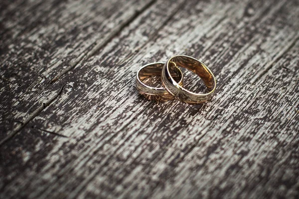 Los Anillos Boda Oro Novia Novio Encuentran Una Superficie Madera — Foto de Stock