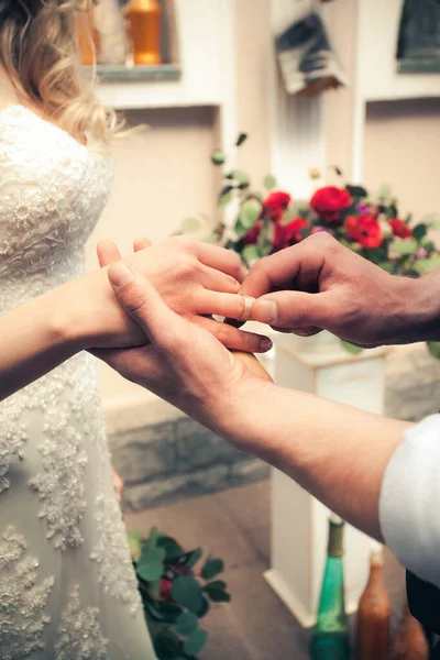 Vacker Bröllopsceremoni Inomhus Med Blommor Brudgummen Bär Gyllene Vigselring Till — Stockfoto