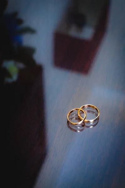 ブルーの質感の光沢のある背景に古典的な金の結婚指輪 — ストック写真