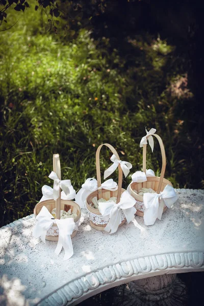 Decorative Beige Baskets White Rose Petals Wedding Ceremony Newlyweds Stand — Stock Photo, Image