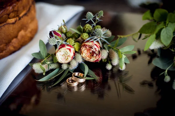Pair Gold Rings Newlyweds Boutonniere Groom Yellow Red Roses Green — Stockfoto