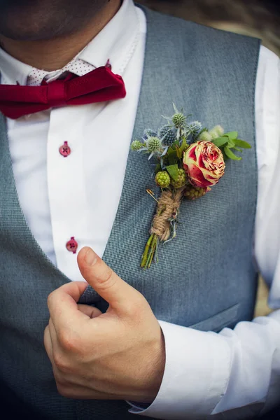 Stílusos Vőlegény Öltözött Fehér Ing Kabát Díszített Egy Gyönyörű Boutonniere — Stock Fotó