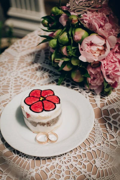 Torta Elegantemente Decorada Con Patrón Flores Rojas Plato Blanco Con — Foto de Stock