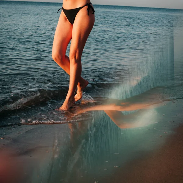 Sanat Eserleri Güzel Atletik Bacakları Olan Bir Kız Deniz Kıyısında — Stok fotoğraf