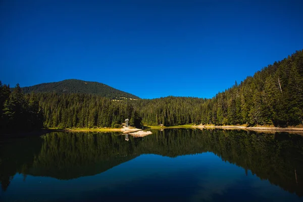 Lago Claro Sobre Telón Fondo Altas Montañas Verdes Los Cárpatos — Foto de Stock