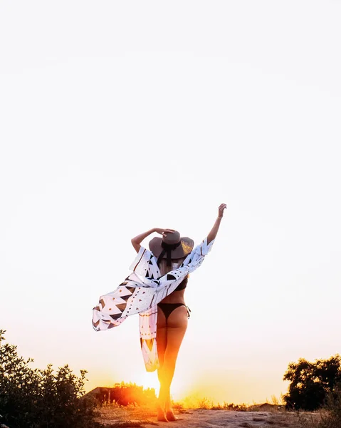 Art Photo Silhouette Girl Swimsuit Pareo Warm Summer Evening Sunset — Foto de Stock