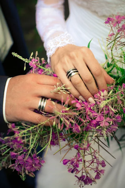 Mani Degli Sposi Con Anelli Oro Tengono Vicenda Con Bouquet — Foto Stock
