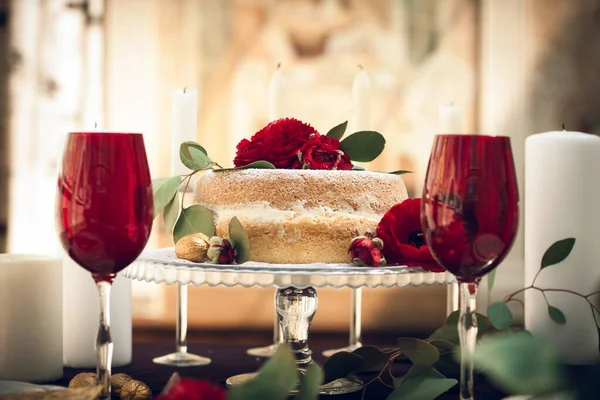 Ein Banketttisch Einem Restaurant Mit Rotweingläsern Einer Stilvollen Torte Auf — Stockfoto