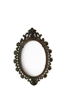 Temiz beyaz bir duvara herhangi bir resmi yerleştirmek için bir şablon olarak sahte bakır oval barok çerçeve