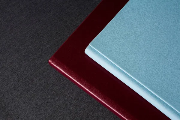 Dois Photobooks Elegantes Com Capas Couro Borgonha Azul Diferentes Espessuras — Fotografia de Stock