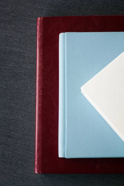 Drie Stijlvolle Fotoboeken Met Leren Hoezen Wit Bordeaux Blauw Van — Stockfoto